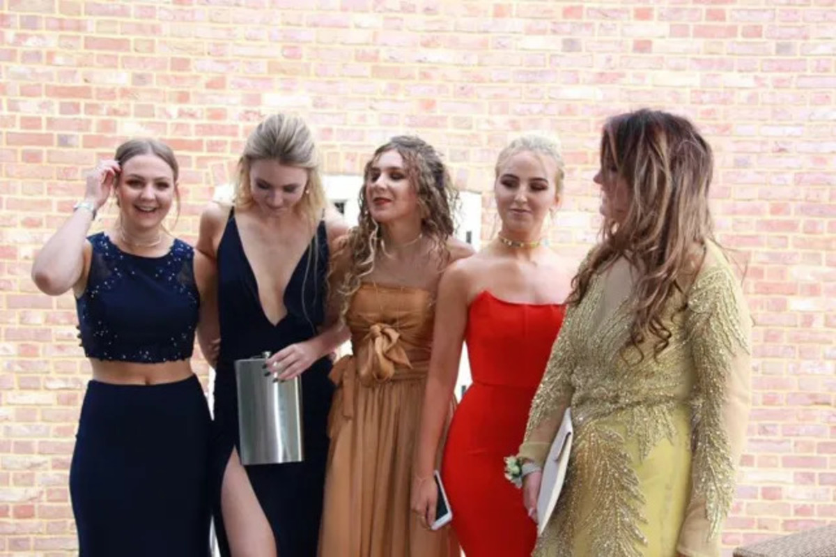 Eleanor Clarke with friends posing for pre-prom photo, Photo Credit: Yahoo